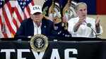 Donald Trump a vizitat comitatul Kerr devastat de INUNDAȚII: „Jelim pentru fiecare viață luată de inundații și ne rugăm pentru familii”
