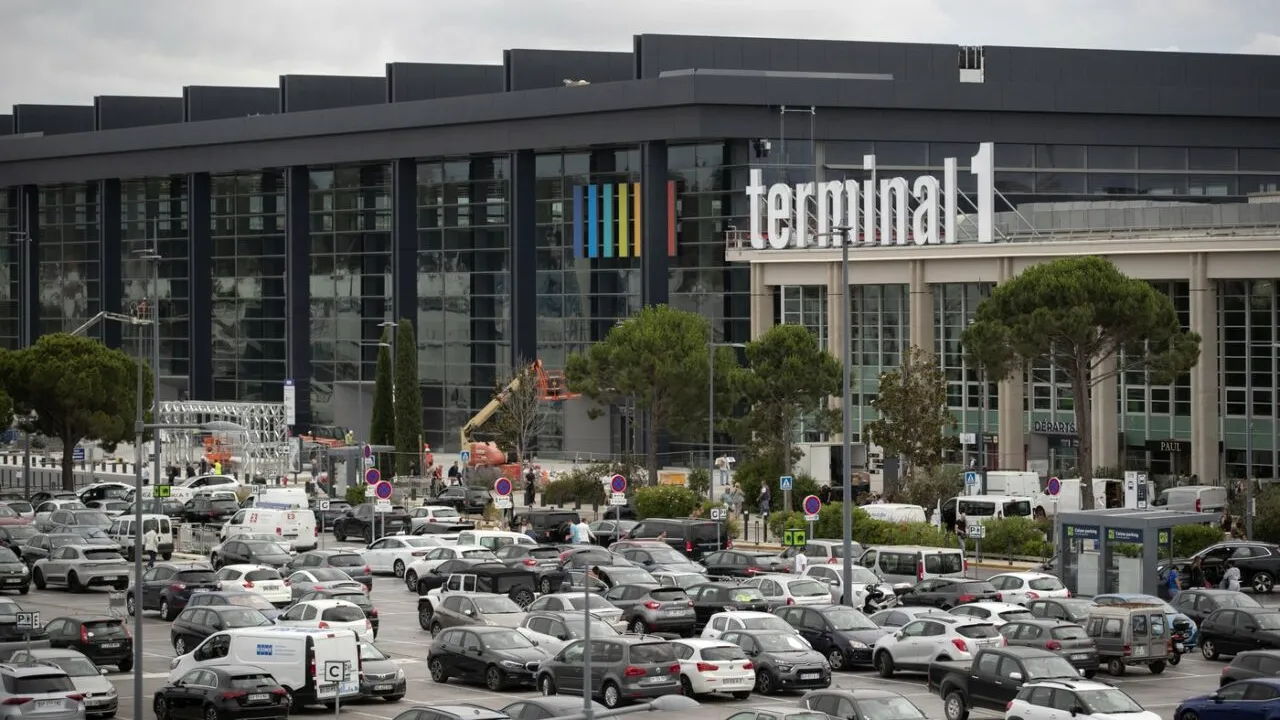 Aeroportul din Marsilia a fost închis din cauza unui INCENDIU de vegetație care se extinde rapid