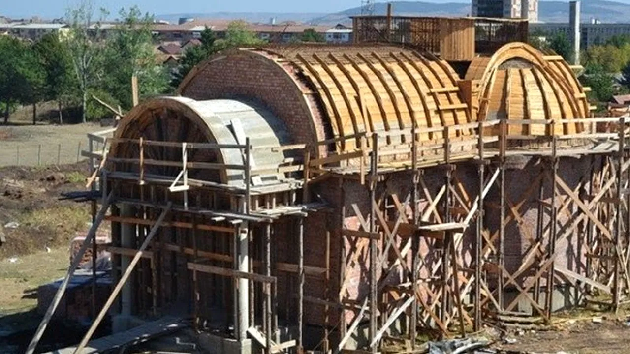 Alba: Bărbat care lucra construcția capelei Seminarului Ortodox , găsit mort în turla lăcașului
