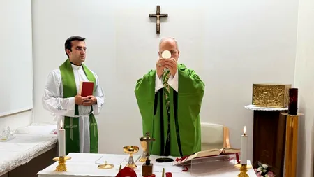 Papa Leon al XIV-lea a oficiat o slujbă de liturghie la spitalul unde a fost operat. Ce anunță Vaticanul despre starea sa de sănătate și când urmează să apară în public