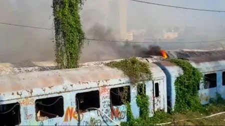 Intervenție dificilă a pompierilor: Un incendiu violent a izbucnit în Capitală, la depoul CFR (VIDEO)