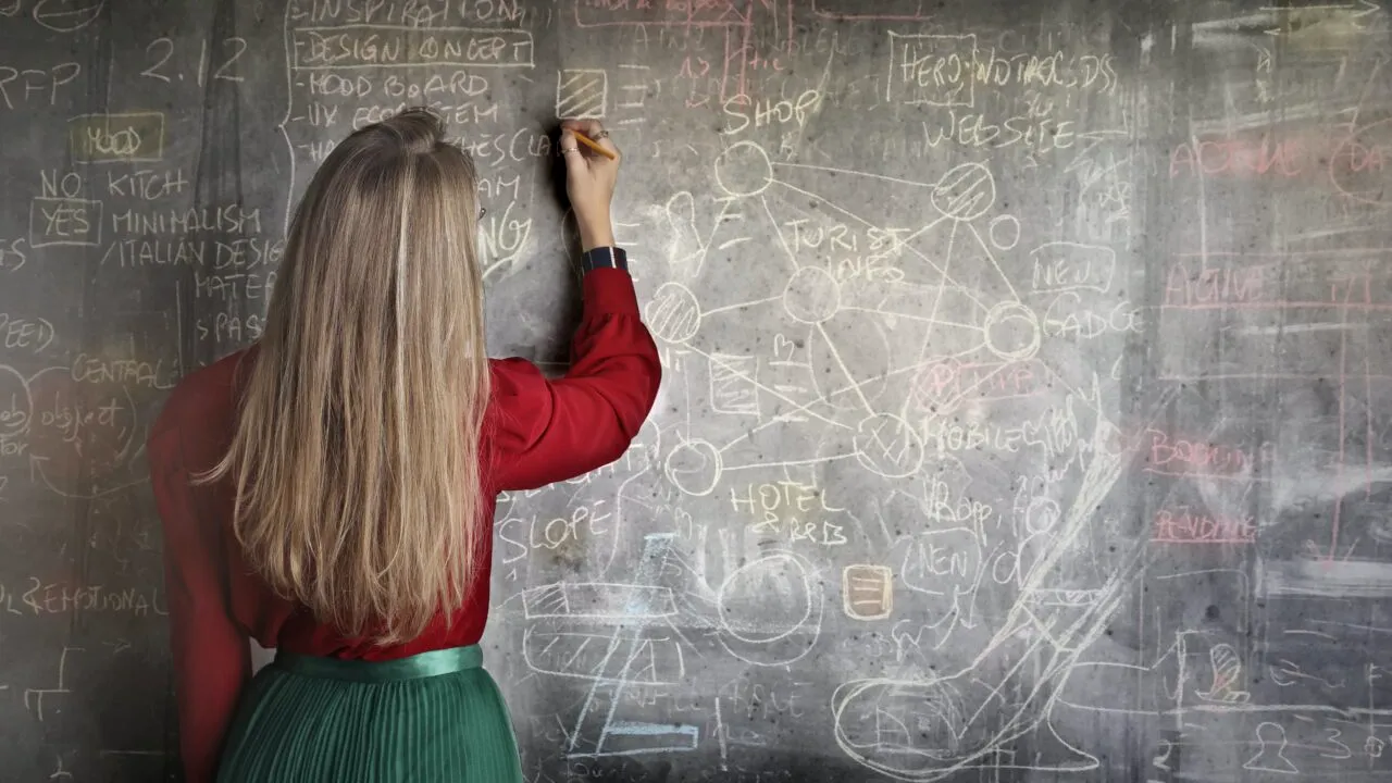 Notele pe care le obțin elevii la clasă ar putea fi motivul pentru care vor fi majorate salariile profesorilor