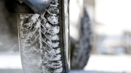 Când sunt obligatorii ANVELOPELE de iarnă conform Codului Rutier 2025? Ce alte echipamente trebuie să ai în mașină