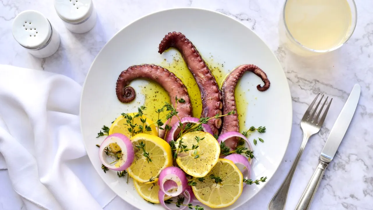 Cât a plătit un român pentru un burger, o friptură și o caracatiță la o tavernă din Thassos