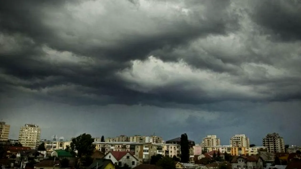 Cod galben de vânt și ploi în București și 16 județe