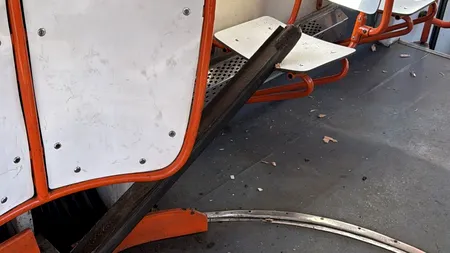 STB suspendă Linia 16, acolo unde o șină a pătruns prin podea în interiorul unui tramvai. Și alte trasee ar putea fi oprite
