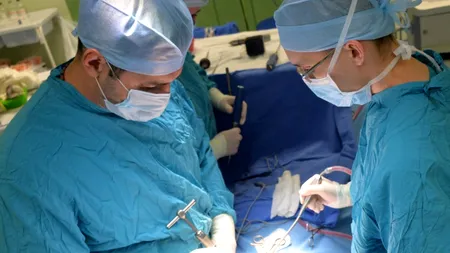 Un parcagiu italian cu 8 clase făcea OPERAȚII PLASTICE în România. Nimeni nu i-a cerut avizul de liberă practică