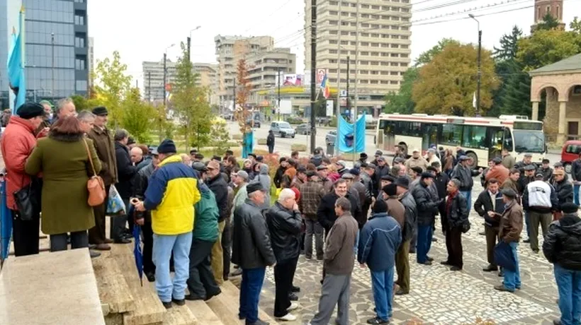 Protest inedit al unor angajați din Iași, în timpul slujbei de Sfânta Parascheva