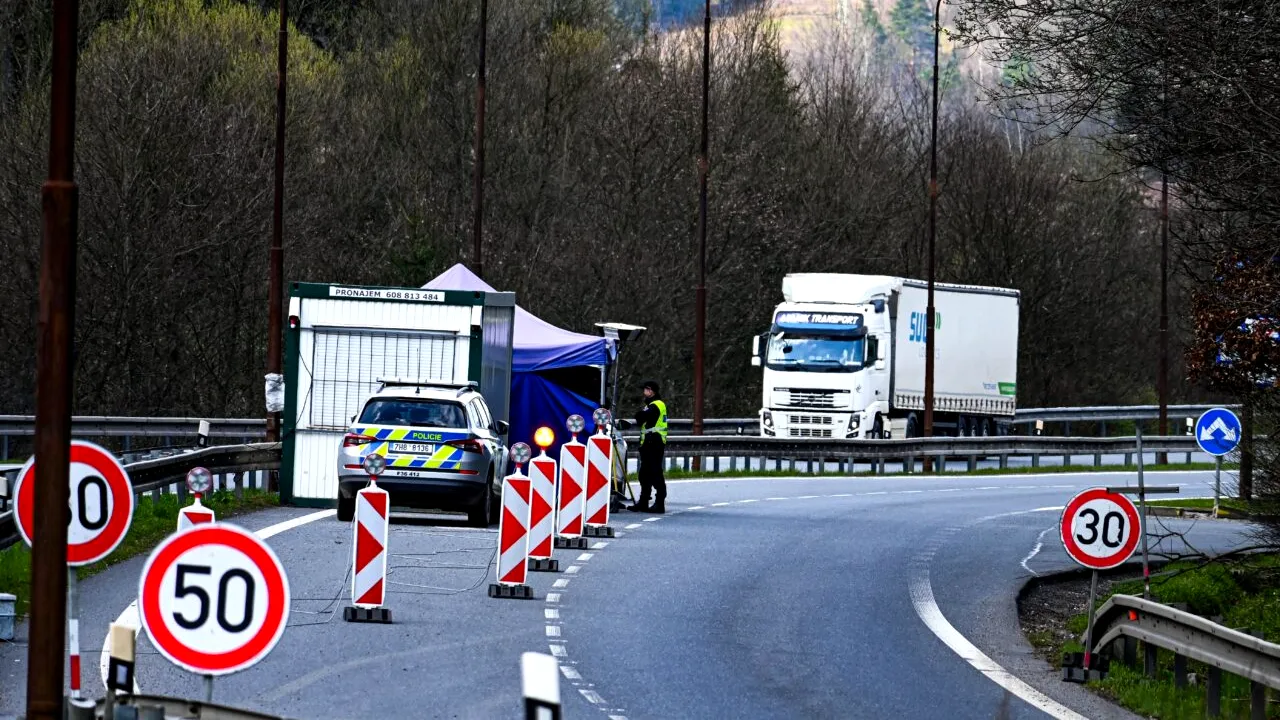 Cehia și Polonia reintroduc CONTROALELE la granița cu Slovacia din cauza creșterii numărului de migranți