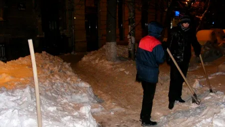 Povestea studentului care deszăpezește voluntar Capitala: ''Ideea e admirată de mii de oameni; voluntarii sunt puțini''
