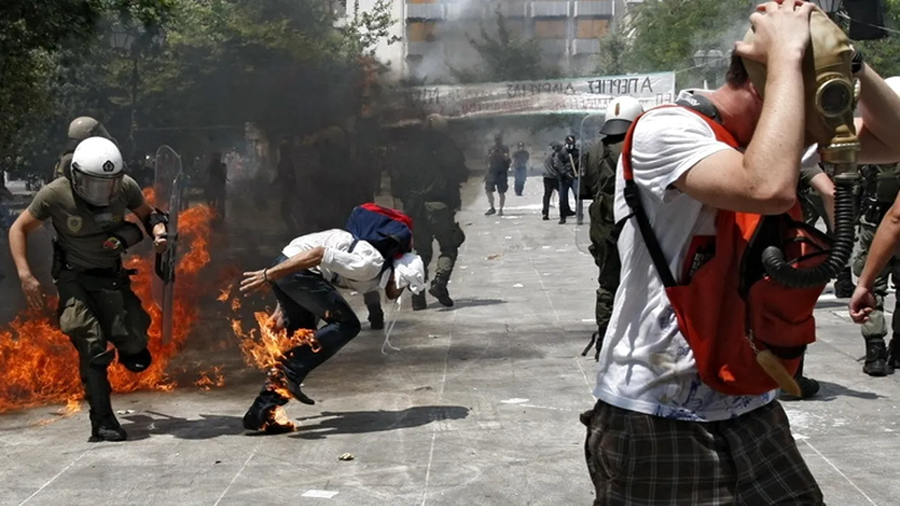 O BANCĂ GRECEASCĂ prezentă și în ROMÂNIA ar putea fi LĂSATĂ SĂ SE PRĂBUȘEASCĂ, dacă Grecia iese din zona euro