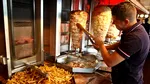 Shaorma a fost detronată. Produsul pe care românii îl comandă o dată la 4 secunde. În 2025 s-au vândut aproape 8 milioane de porţii