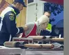 O femeie care frământa cozonaci ungurești a fost ÎNCĂTUȘATĂ de polițiștii cărora a refuzat să le dea kurtos gratis