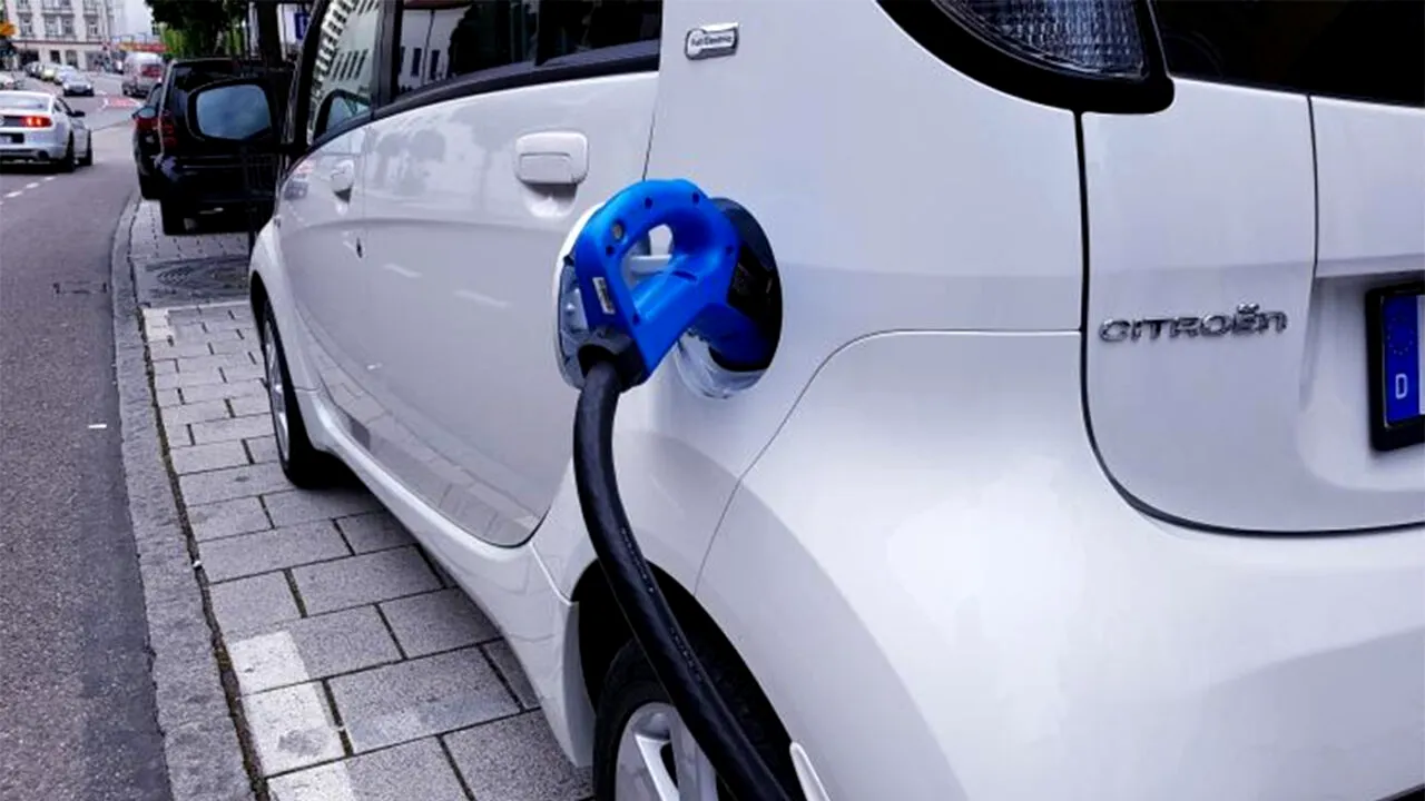 Unde și-a ALIMENTAT mașina electrică acest șofer 