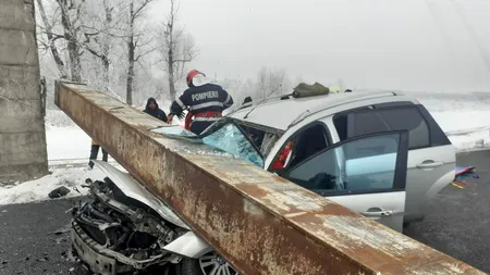 Intervenție de urgență pe DN 6 | Lovit de un camion, un LIMITATOR de înălțime a căzut peste un autoturism: „Una dintre victime a decedat” (VIDEO)