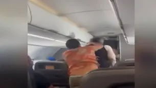 VIDEO | Bărbatul care a agresat un însoțitor de zbor într-un avion riscă ani grei de închisoare