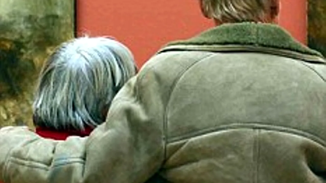 Facem acte LA NOTAR! Un bătrân de 85 de ani din Vaslui vrea să-i dea AVEREA celei care va avea grijă de el până LA MOARTE