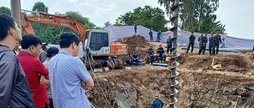 Operațiune disperată în Vietnam, pentru salvarea unui băiețel de 10 ani care a căzut în interiorul unui stâlp gol din beton. La acțiune participă sute de oameni