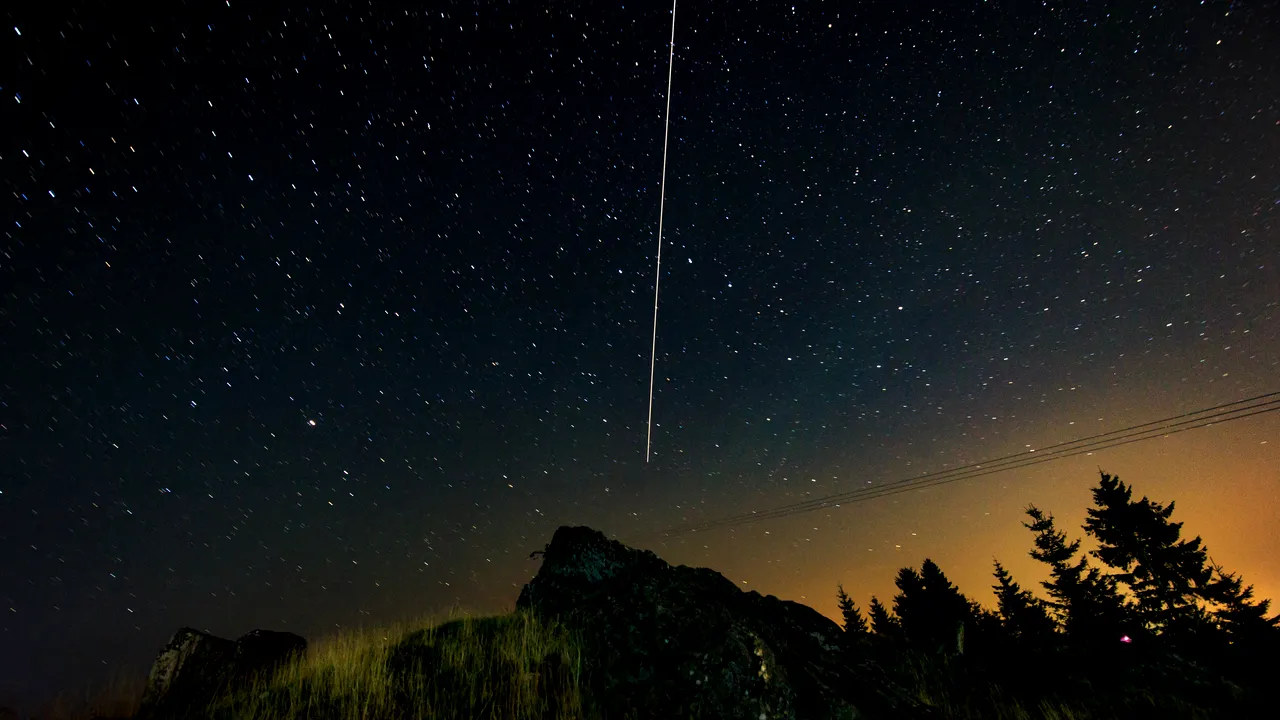 PERSEIDELE, fenomenul astronomic al sezonului, UN MAXIM în noaptea de duminică spre luni. Vizibilitatea OPTIMĂ, în vârf de munte sau de pe o plajă neamenajată
