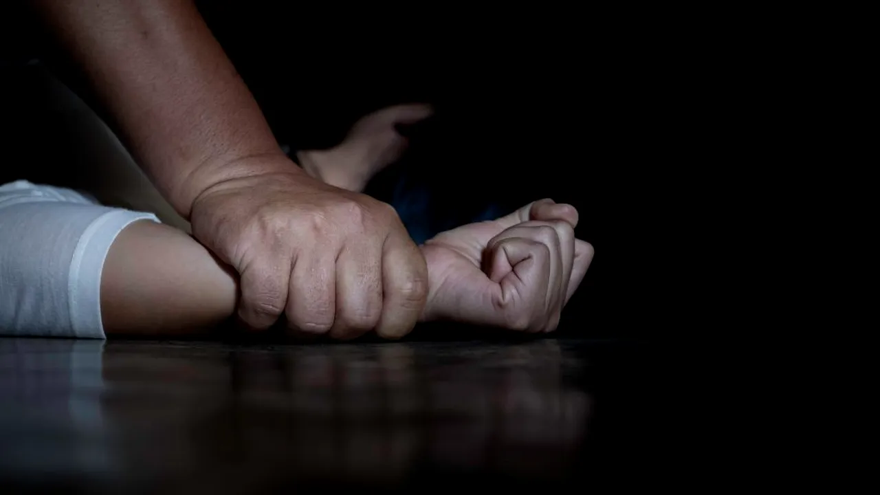 Caz incredibil în Neamț. O adolescentă a fost violată de fratele şi de tatăl ei. Fata a rămas însărcinată