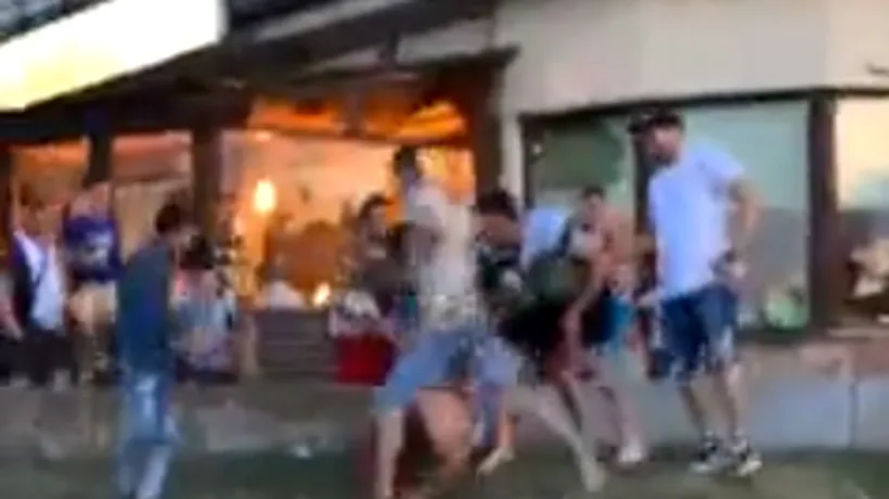 Scene de bătaie transmise live pe Facebook în Tulcea. Un bărbat a fost lovit cu bestialitate de cinci agresori, în fața mulțimii de turiști - VIDEO