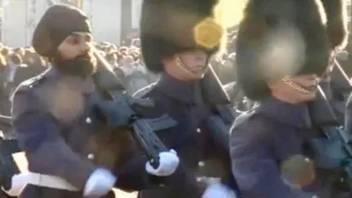 Moment istoric la Palatul Buckingham. Primul soldat care a defilat cu turban în locul tradiționalei căciuli. VIDEO