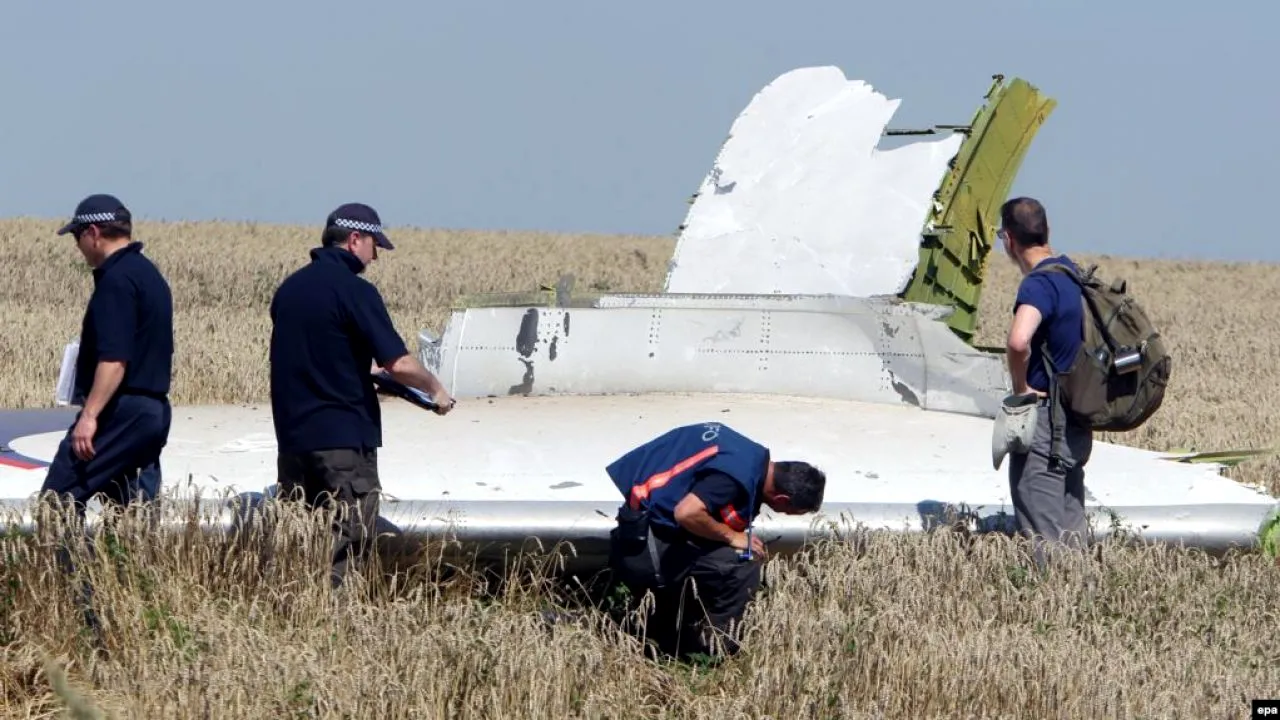 A început procesul principal în cazul doborârii avionului Malaysia Airlines MH 17. Cele trei întrebări-cheie rămase, încă fără răspuns