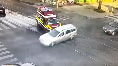 Accident între o ambulanță SMURD și un autoturism, la Galați. Impactul a fost surprins de camerele de supraveghere din zonă (VIDEO)