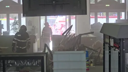 Incident grav în Botoșani. Tavanul unei clădiri s-a PRĂBUȘIT peste copiii veniți la o petrecere / Doi dintre micuți, duși la spital