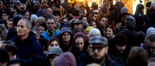 Sute de oameni s-au călcat în picioare pentru vouchere promoționale la deschiderea unei piețe din Craiova 