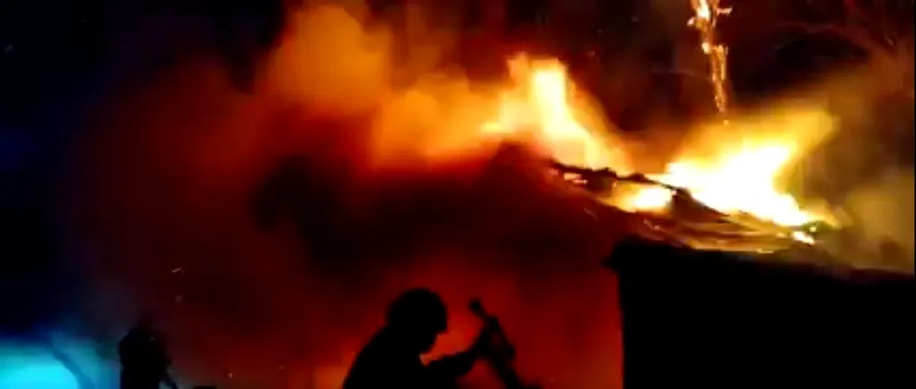 Încă un incendiu devastator în Olt! O locuință și anexa gospodărească, mistuite de flăcări (VIDEO)