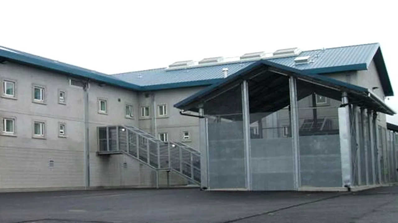 Doi români au evadat dintr-o închisoare, în Irlanda