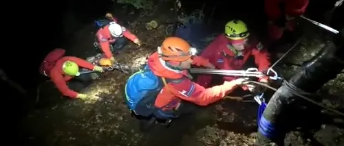 VIDEO | O echipă de 18 salvatori montani, intervenție pentru salvarea unui tânăr, căzut pe Valea Caraimanului. În ce stare a fost găsit