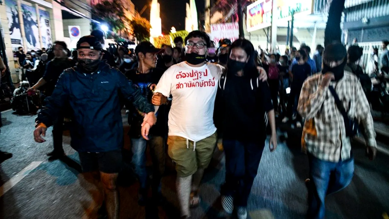 Protestele pro-democrație izbucnesc și în Thailanda! Mii de persoane au ieșit în stradă solicitând reformarea monarhiei - Studenții vor schimbarea!