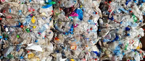 Vameșii din Giurgiu au descoperit aproape 17 tone de deșeuri din plastic într-un camion condus de un român. Șoferul nu deținea documente valabile pentru transport