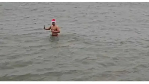 Românii serbează Crăciunul cu o baie în Marea Neagră. Apa rece ca gheața nu i-a intimidat pe temerari