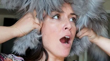 De pe Internet adunate. Pisica, pe post de căciulă. GALERIE FOTO