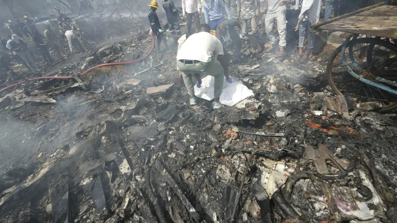 Două persoane au supraviețuit în urma accidentului aviatic din INDIA /Bilanțul este de peste 245 de morți