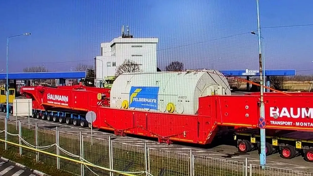 TRAFIC deviat de pe DN7, în Arad, din cauza transportului unei turbine la termocentrala Mintia. Când se reia circulația