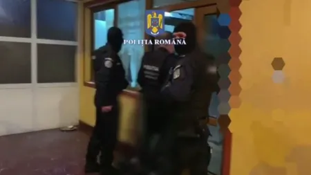 VIDEO | Percheziții în București, Bârlad și Ploiești la persoane suspectate de înşelăciune, ameninţare şi deţinere ilegală de arme