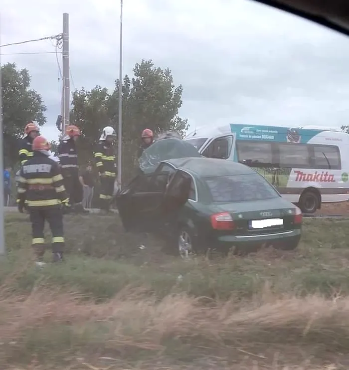 Accident între o mașină și un microbuz, în Ilfov