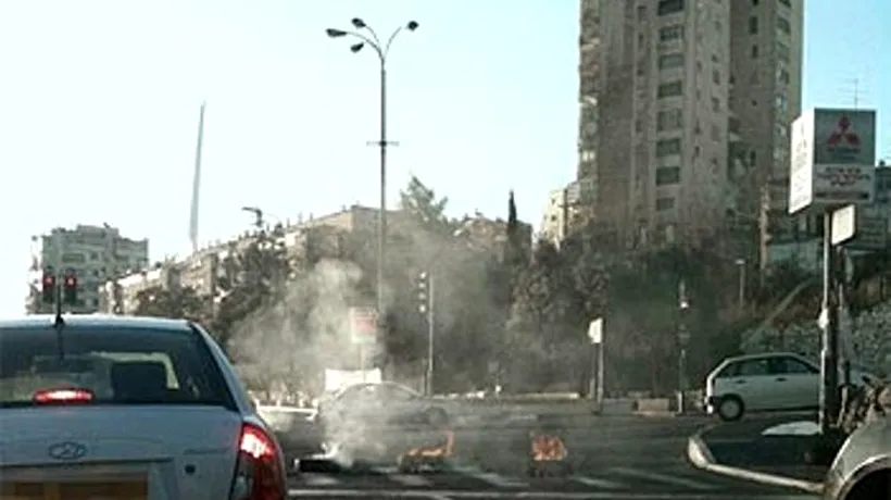 Un vehicul militar israelian a fost răsturnat de un taxi, în Cisiordania