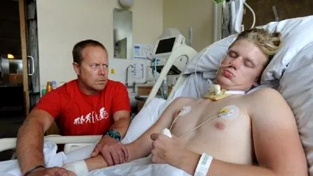 Biciclist în comă după ce a fost lovit de o mașină. Motivul prostesc pentru care nu dorea să poarte cască