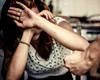 O tânără în vârstă de 22 de ani a fost răpită, bătută și tunsă de fostul iubit. Fata a evadat din mașina agresorului, aflată în mers
