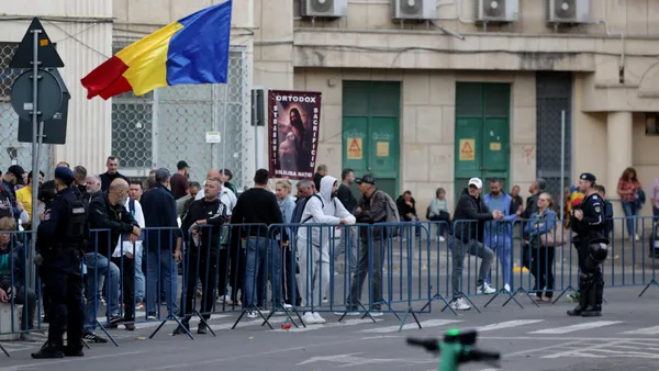 Zeci de amenzi aplicate de jandarmi susținătorilor lui Călin Georgescu din fața Arestului Central. Au fost deschise și 4 dosare penale