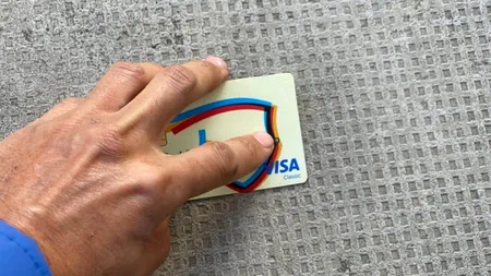 Un vietnamez din Cluj-Napoca și-a PIERDUT cardul bancar pe care avea 3.609 lei. Ce a făcut o româncă, după ce l-a găsit într-un mall