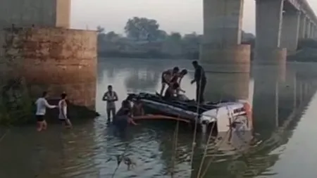 Tragedie în India. Cel puțin 33 de morți după ce un autocar a căzut de pe un pod. VIDEO