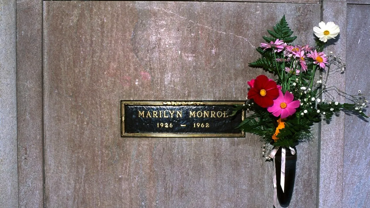 Cripta de lângă mormântul lui Marilyn Monroe, VÂNDUTĂ unui bărbat care vrea să fie înmormântat lângă celebra vedetă