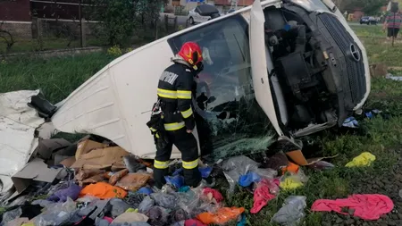 JUDEȚUL CLUJ. O dubă încărcată cu haine a fost lovită de tren / Șoferul a scăpat miraculos
