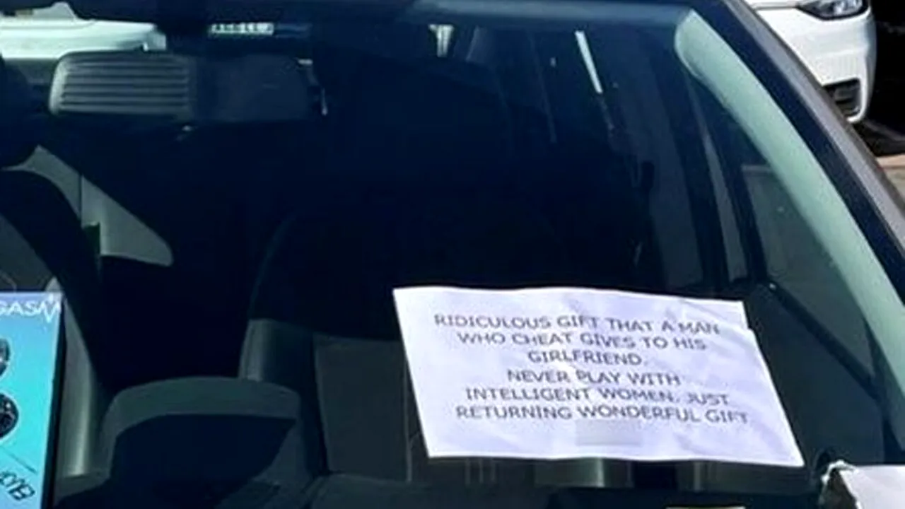 Răzbunarea genială a unei tinere pe ex-iubitul infidel. Ce obiect și ce mesaj i-a lipit de parbriz: „Nu te pune cu femeile inteligente”